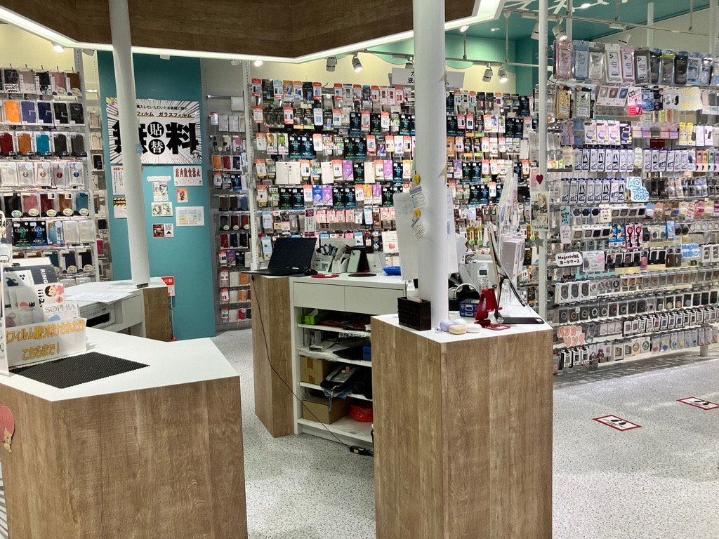 スマートフォンアクセサリーが並ぶABstore店内
