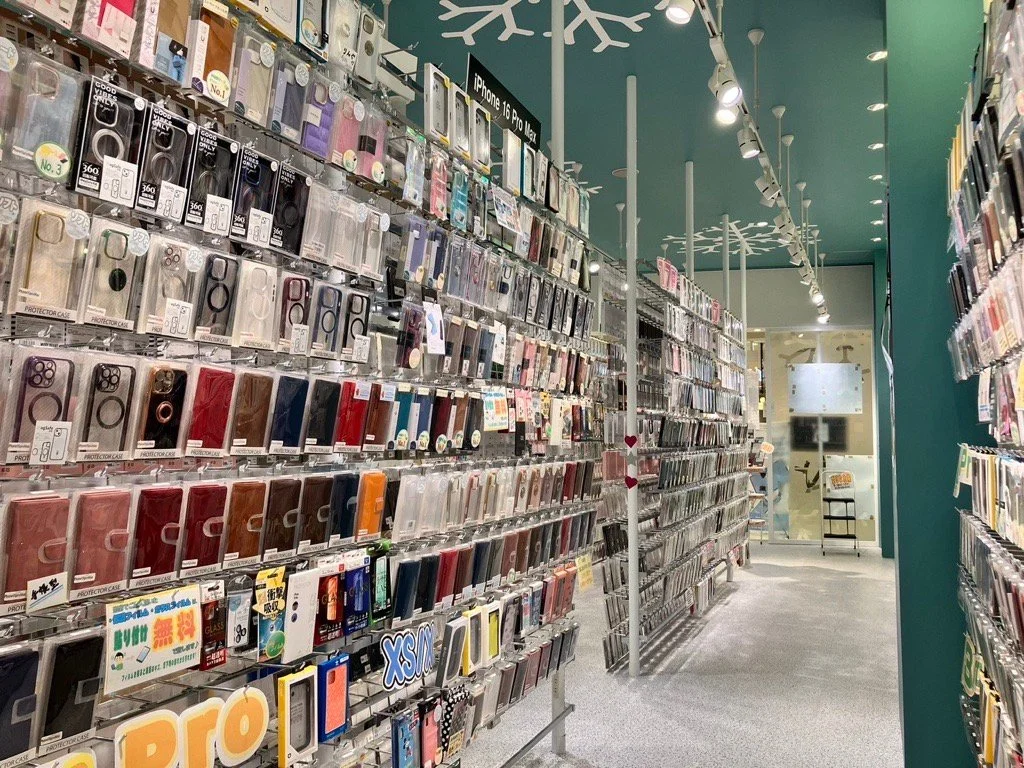 豊富なスマートフォンケースが並ぶABstore店内