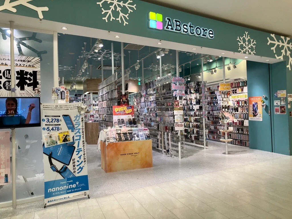 商業施設内にあるスマートフォンアクセサリー店舗の入口