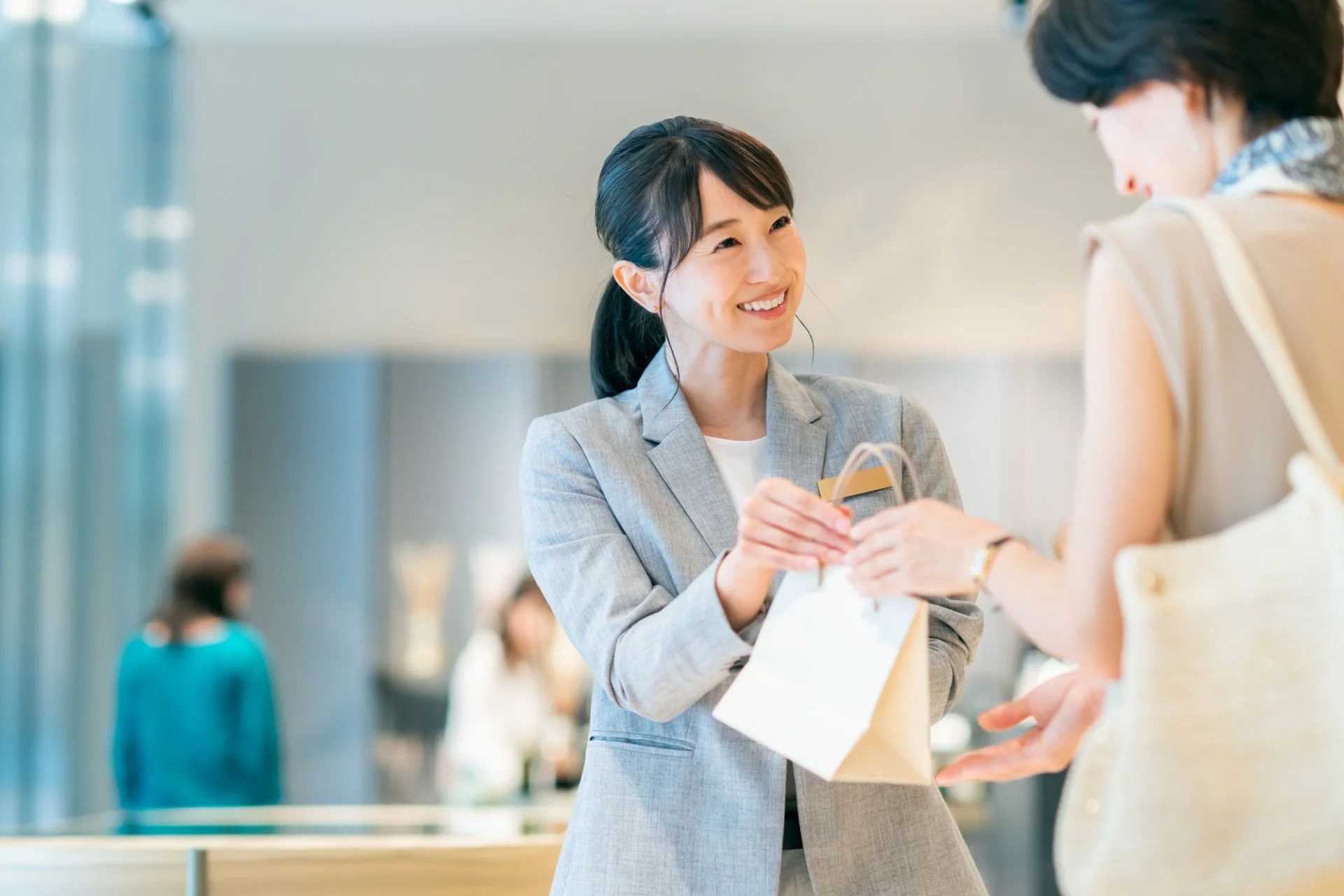 店舗スタッフが商品を整える様子