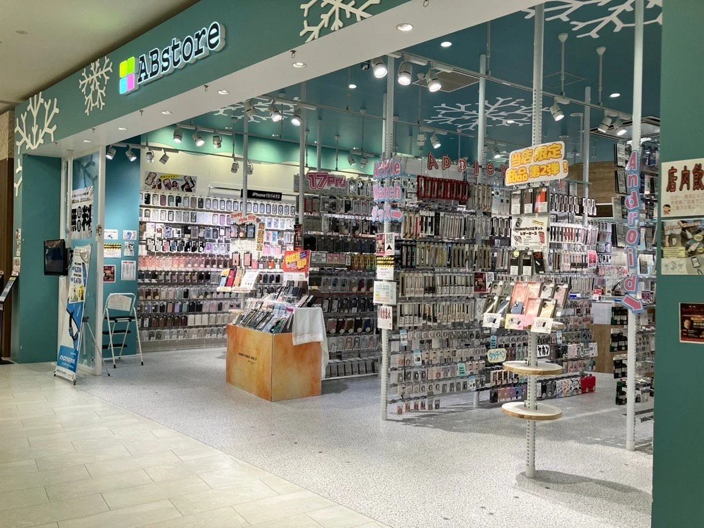 スマートフォンアクセサリーが整然と並ぶ明るい店舗全景