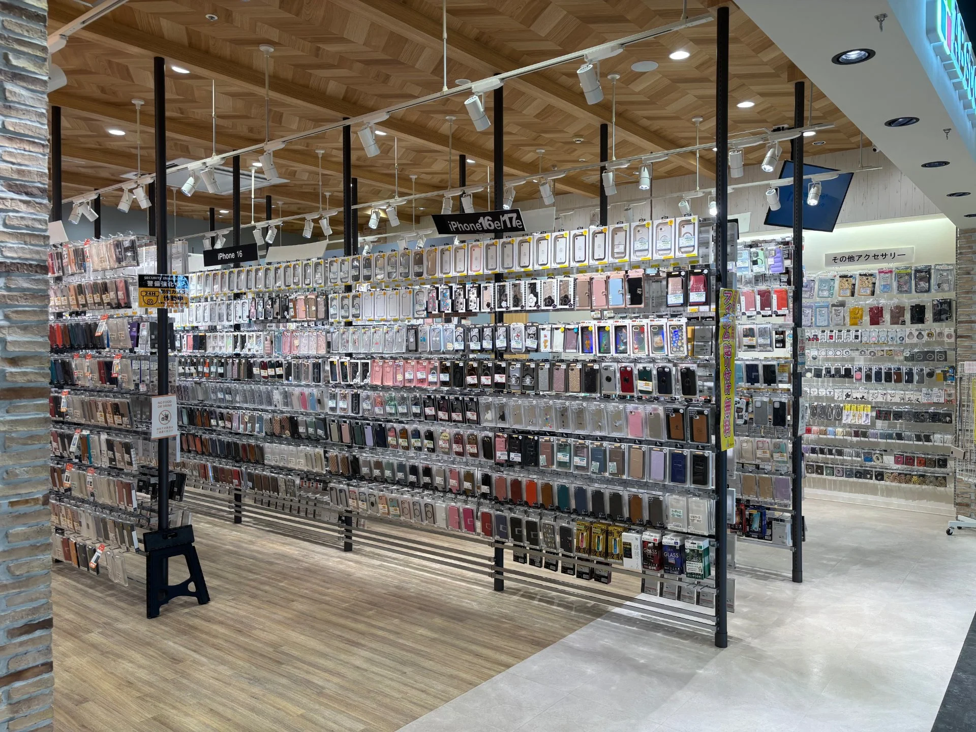 スマートフォンケースが整然と並ぶ専門店の売場