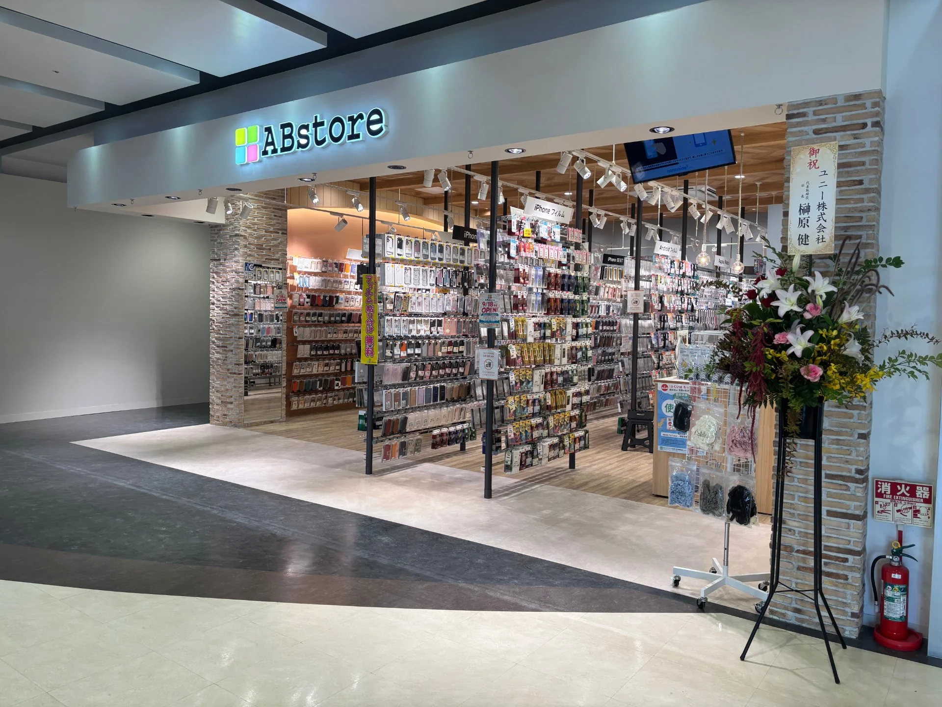 商業施設内にあるスマートフォンアクセサリー店舗の入口