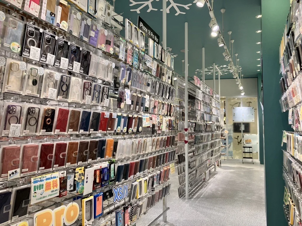 スマートフォンケースや充電器が整然と並ぶ店舗内の商品売場